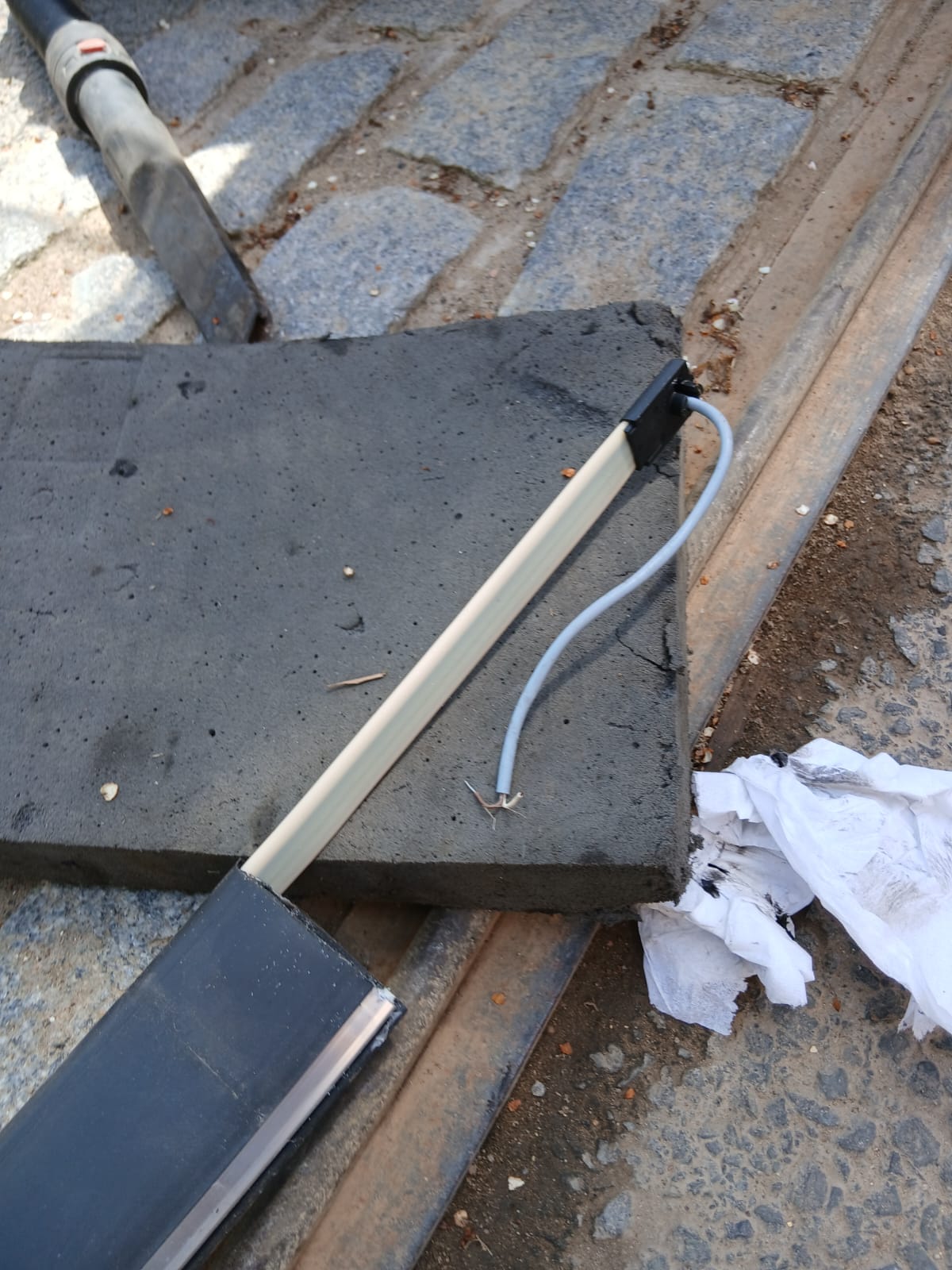 Loose safety edge cable on a sliding gate with no controller connection